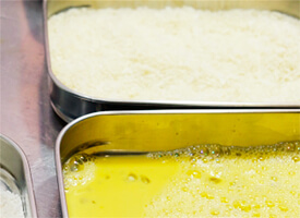 つなぎは粉と卵を丁寧につけています